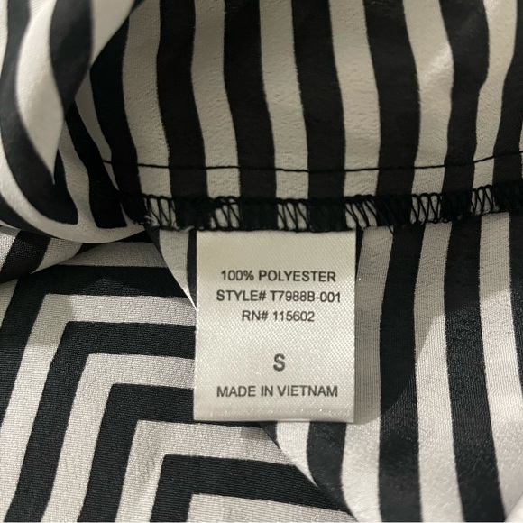 STYLISH Lush Black & White Striped Pattern Sleeveless Too Blouse Sz S Small - Picture 8 of 10